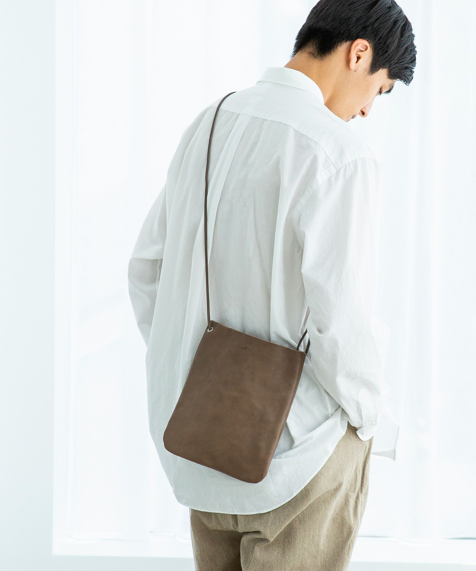 030172 ARTS&CRAFTS レザー ショルダー バッグ VEGETABLE HL FLAT  