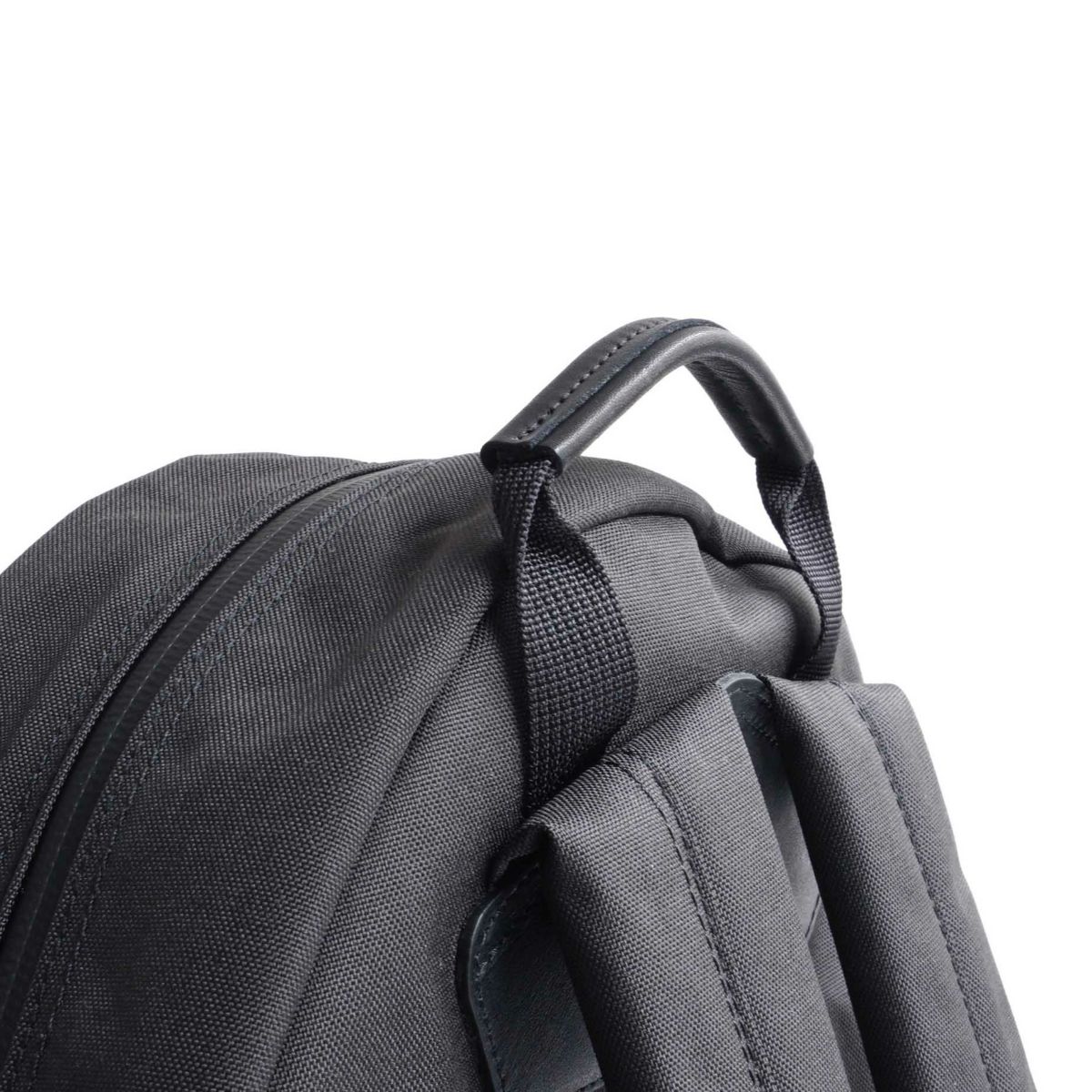 手の負担を軽減する為に、ハンドルは手に馴染みやすい</br>グローブレザーで巻いています。