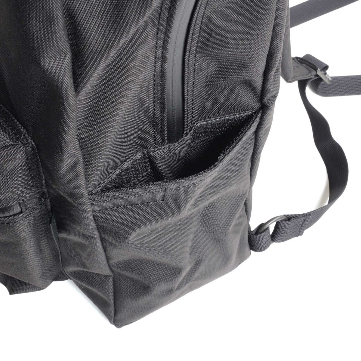 サイドの片側にはマジックテープ付きポケット。