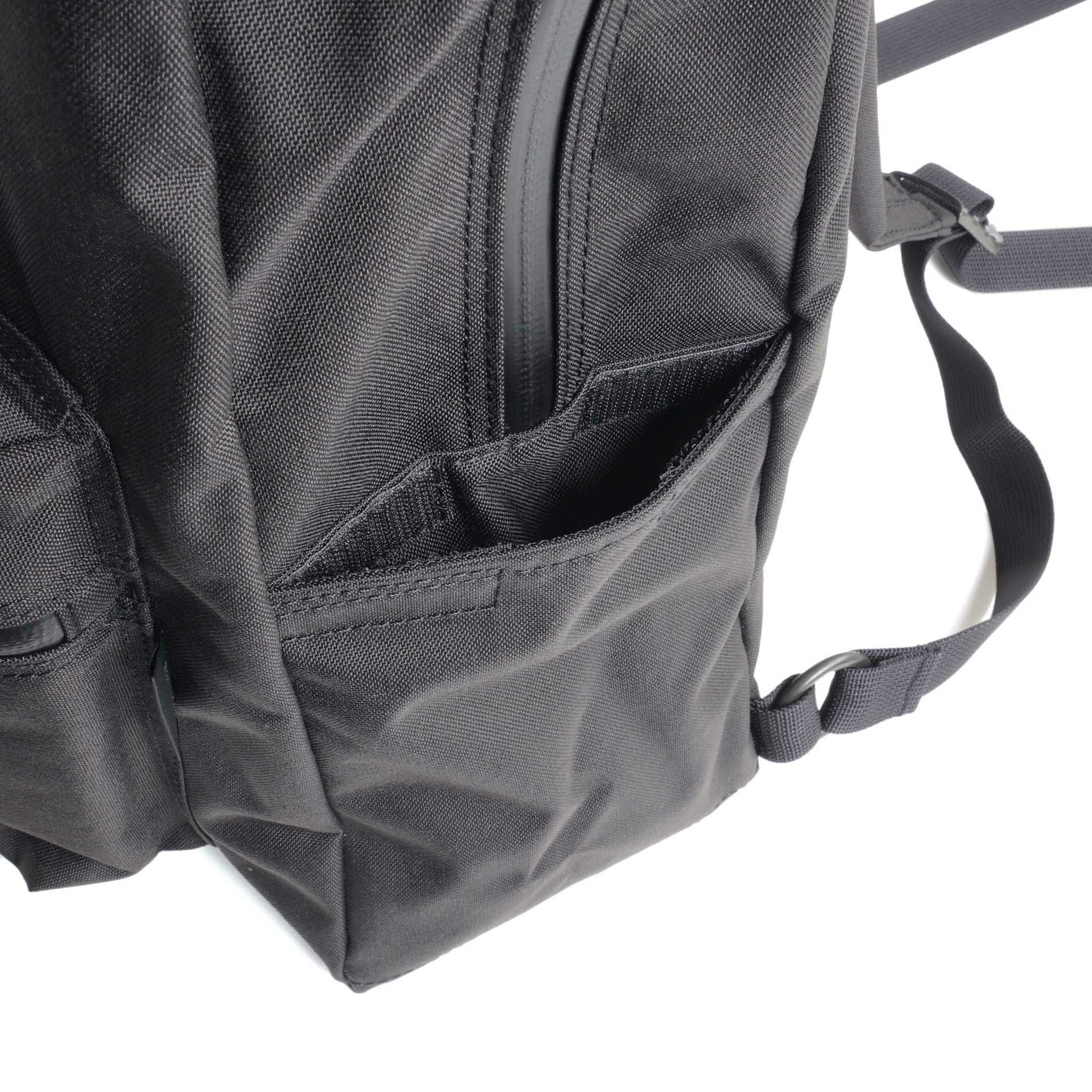 サイドの片側にはマジックテープ付きポケット。