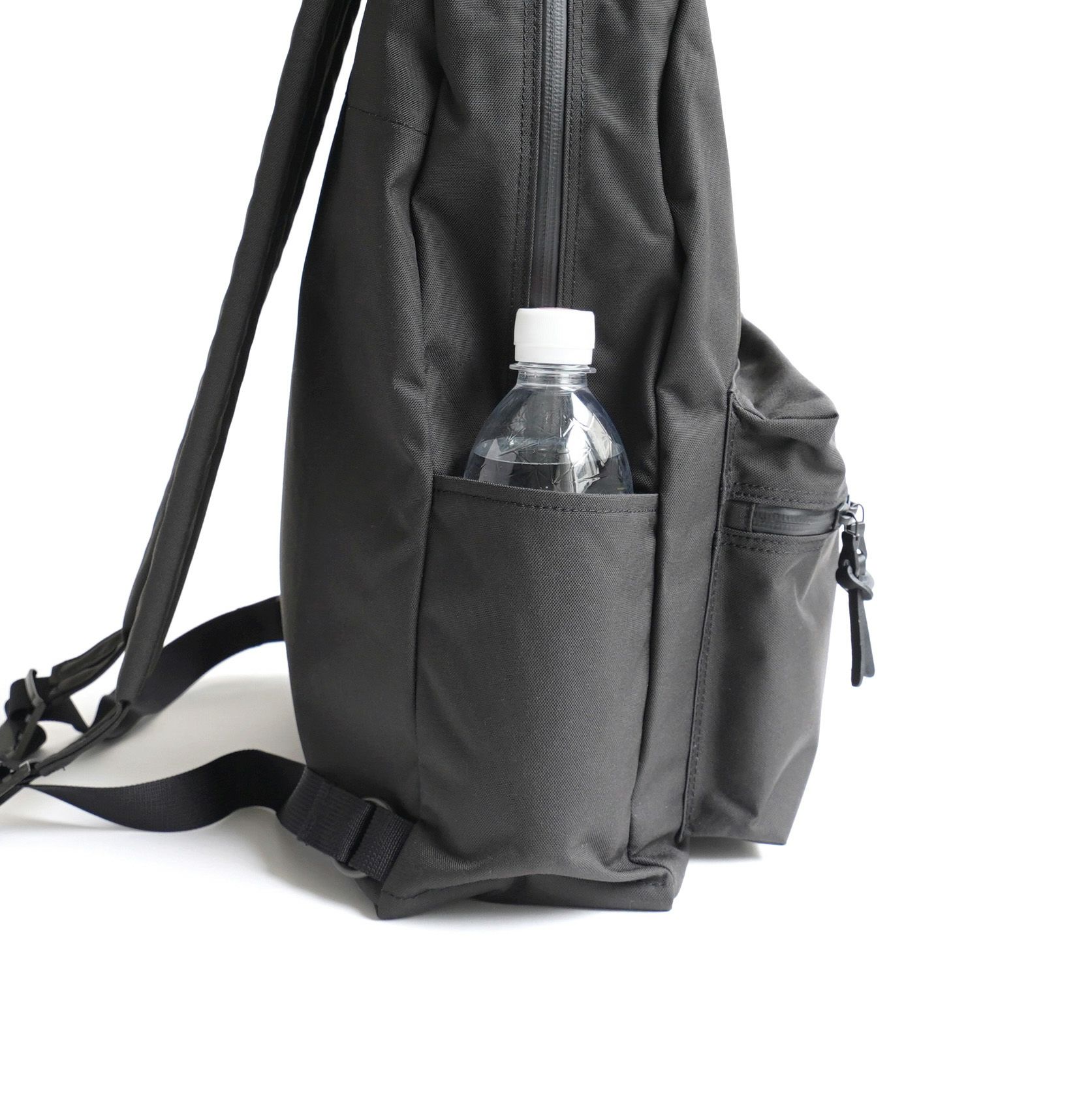 反対側にはよく取り出すものを収納するのに便利な</br>スリットポケットを付けています。