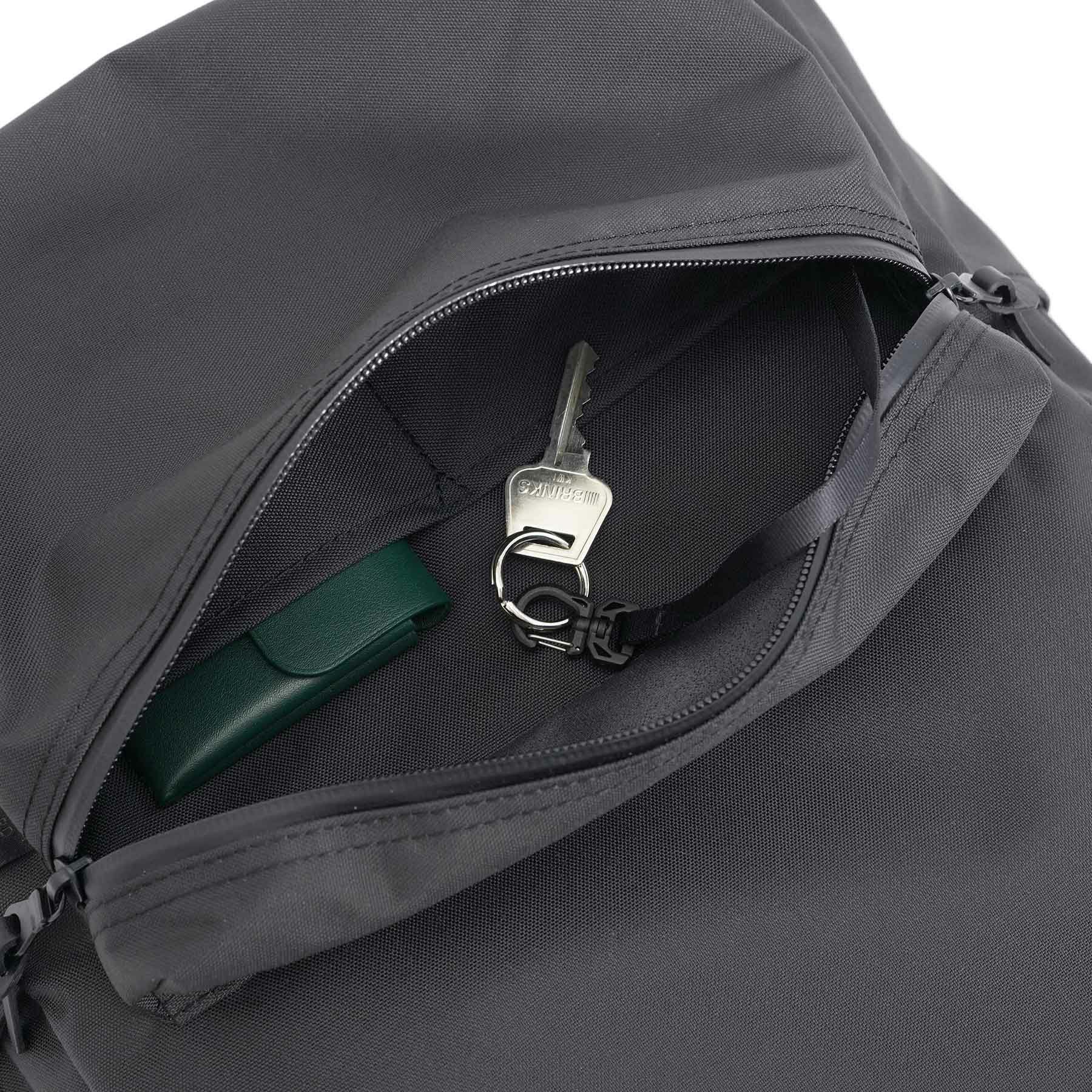 フロントポケット内には、仕切りポケットと</br>キーフックを付けています。