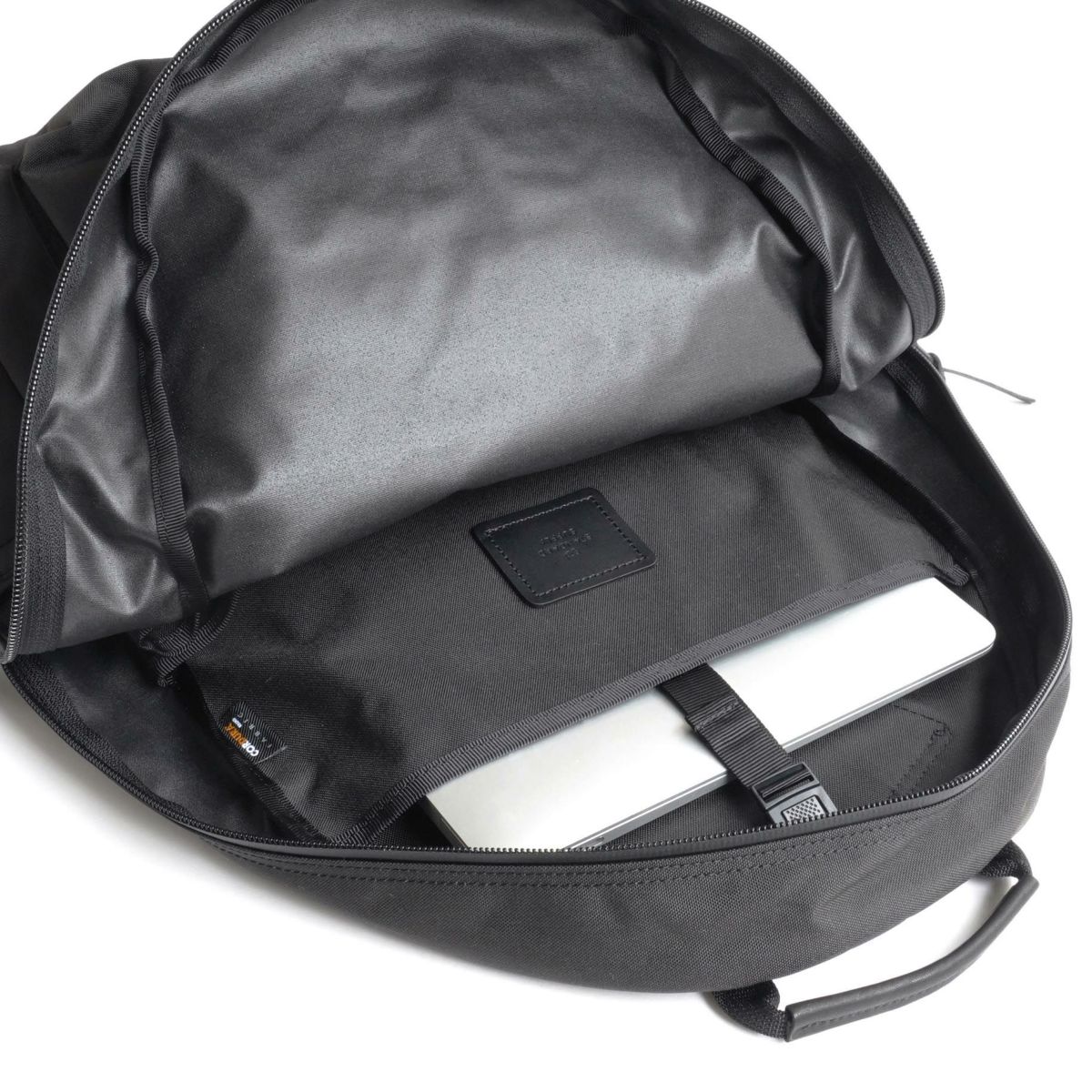 背面側には、プラスチックパーツで留められる</br>スリットポケットがありA4サイズも入ります。