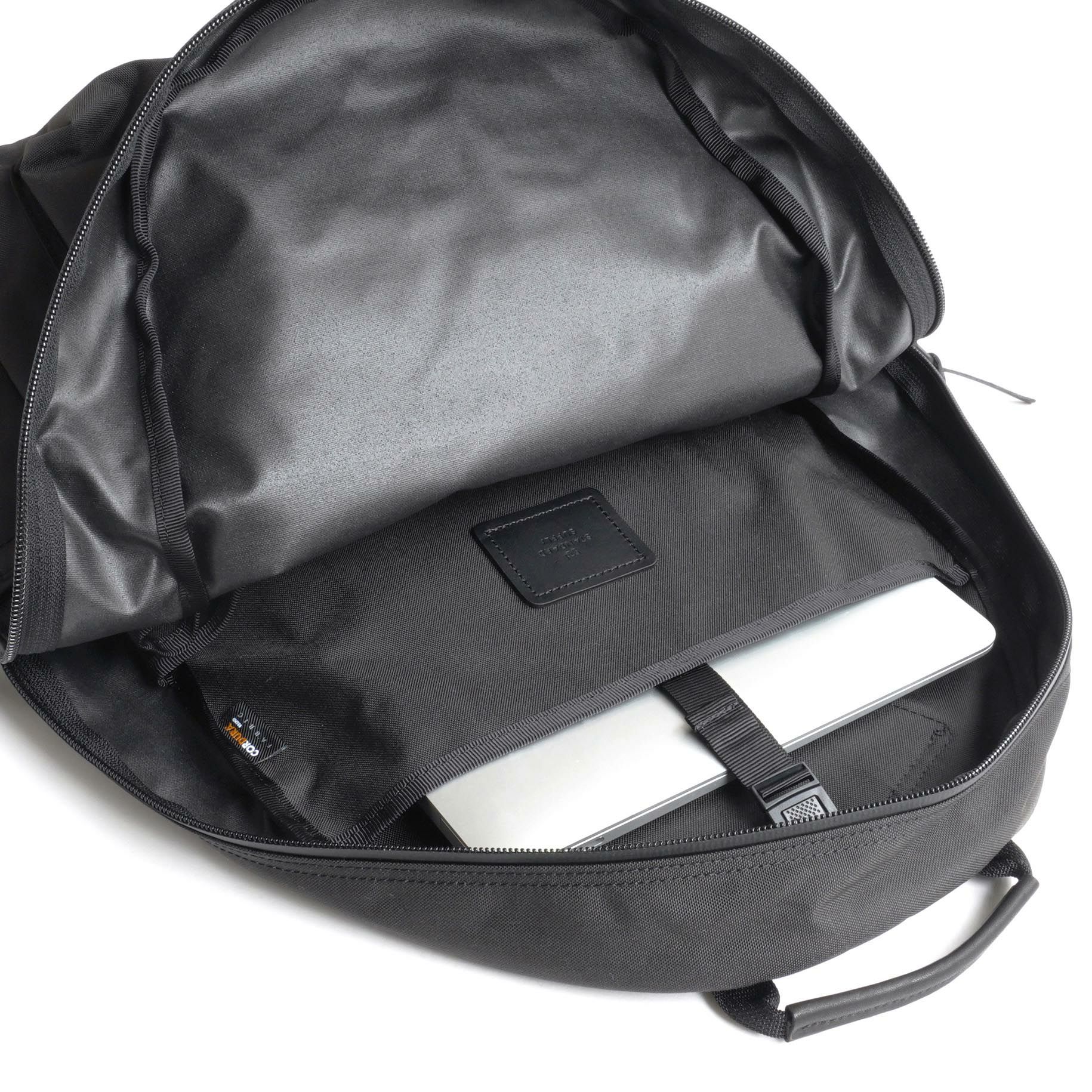 背面側には、プラスチックパーツで留められる</br>スリットポケットがありA4サイズも入ります。