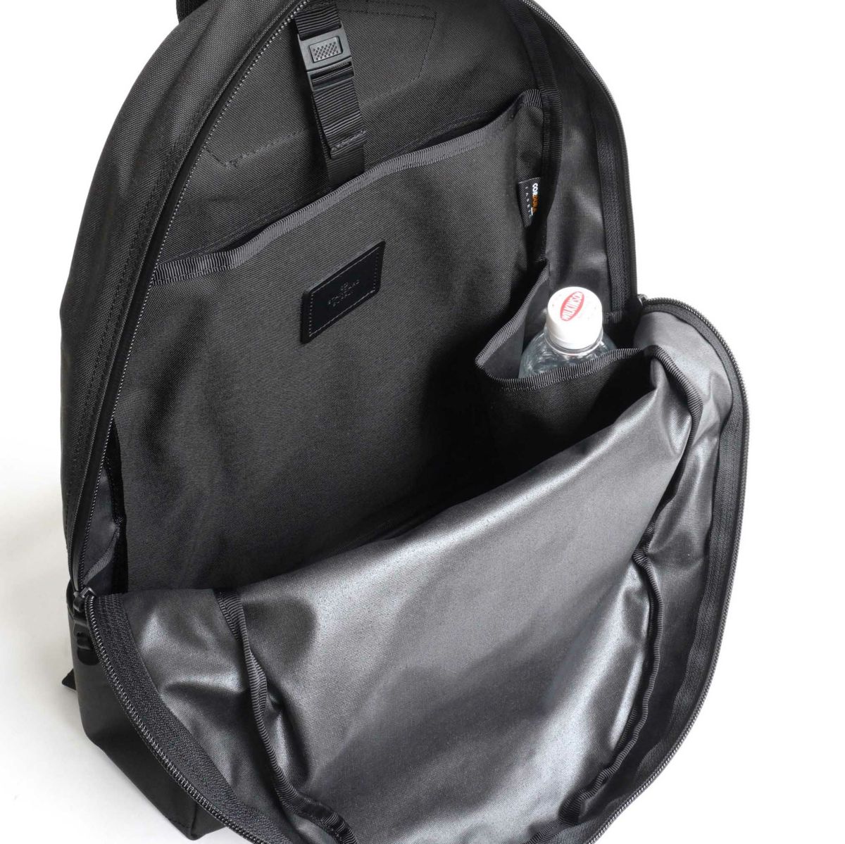 内装のサイドの片側には、ペットボトルなどが</br>入るホルダーを付けています。