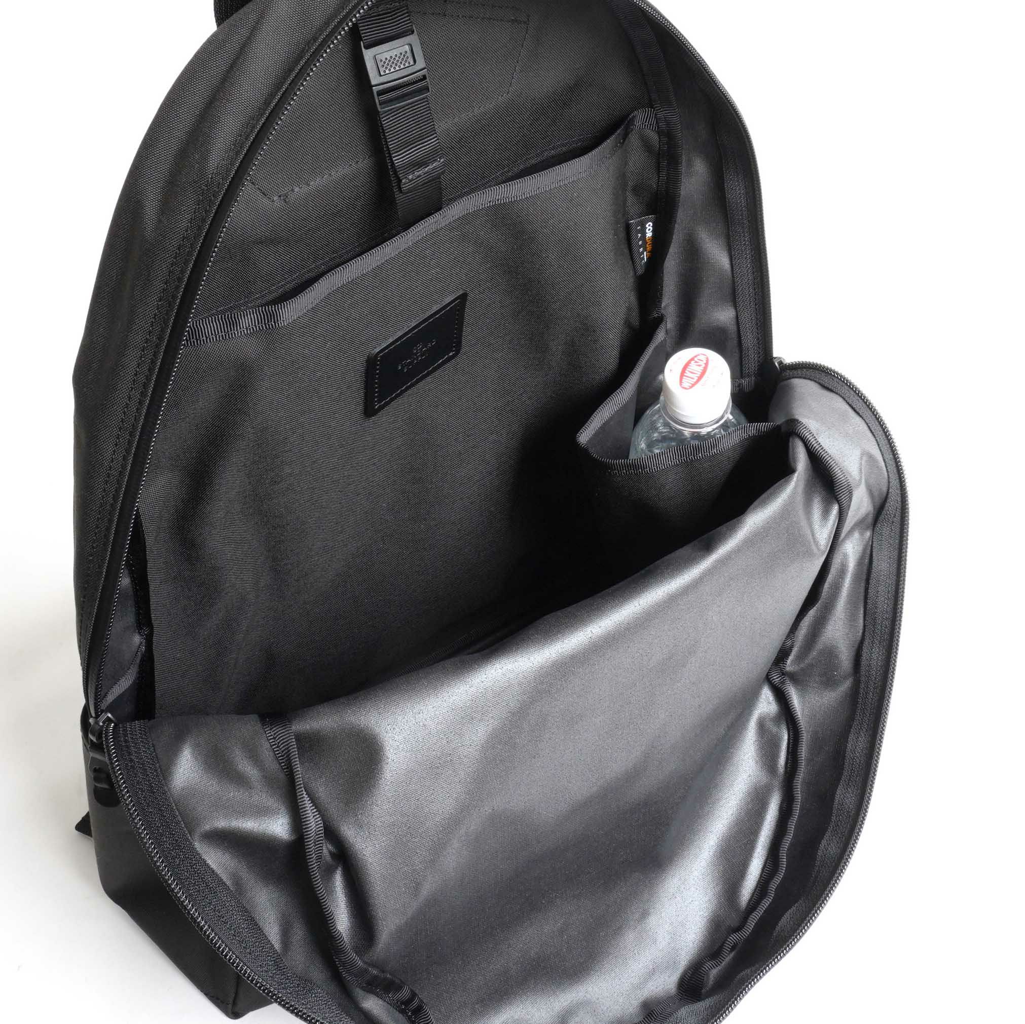 内装のサイドの片側には、ペットボトルなどが</br>入るホルダーを付けています。