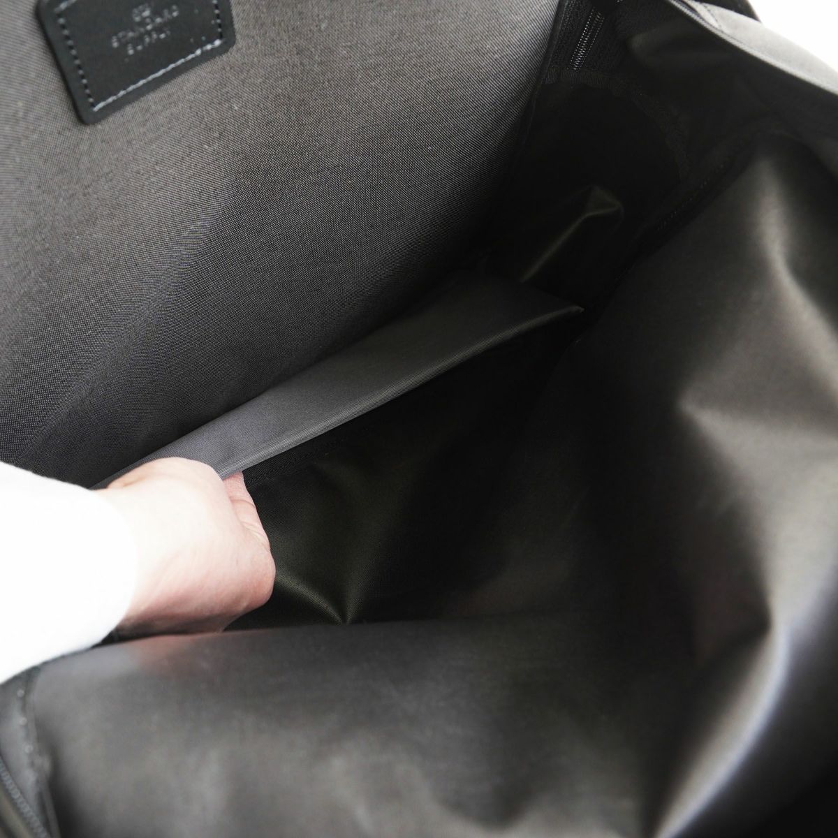 底には置いたときの衝撃を軽減する為に</br>クッション材を入れた底板を付けています。