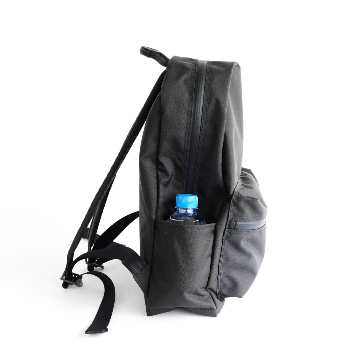 反対側にはよく取り出すものを収納するのに便利な</br>スリットポケットを付けています。