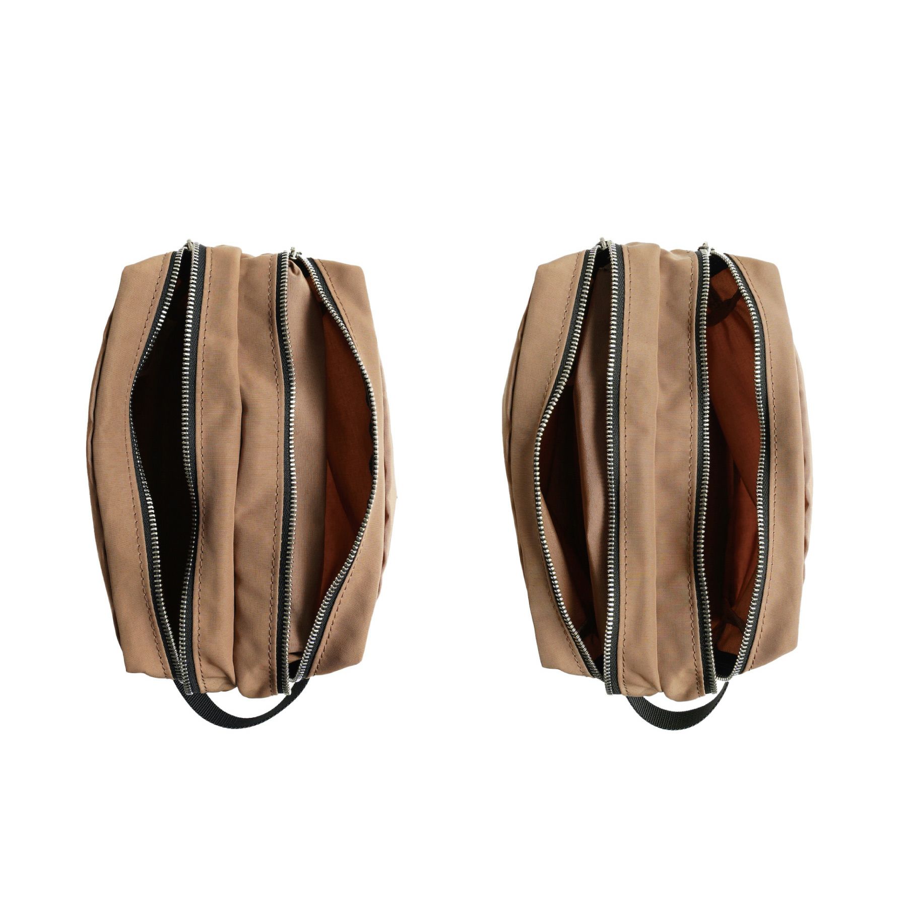 仕切りに余裕をもたせているため、入れたい荷物に応じてスペースを調整することが可能です。