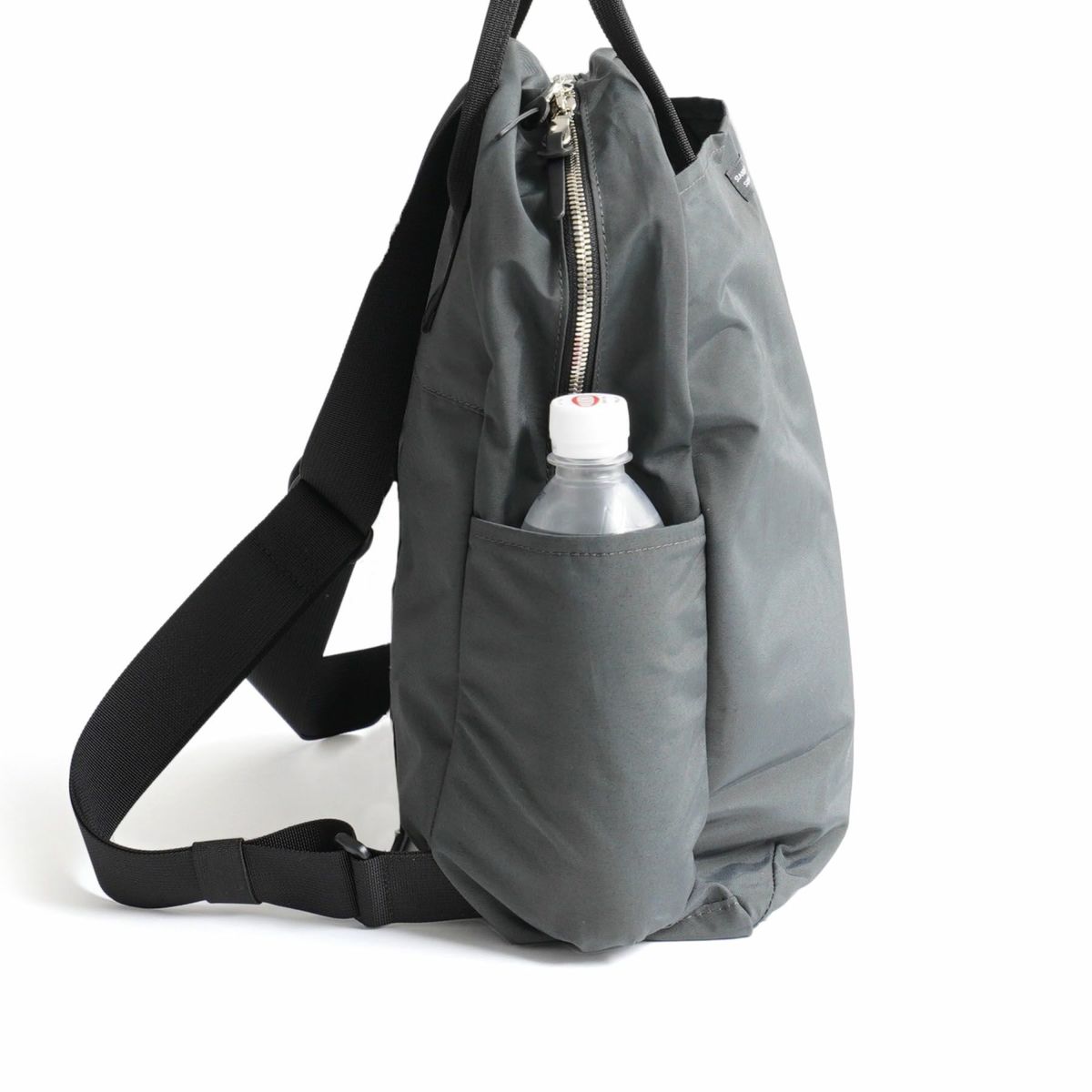 両サイドには少しゆとりのあるポケットが付いており、出し入れが多いものの収納に便利です。