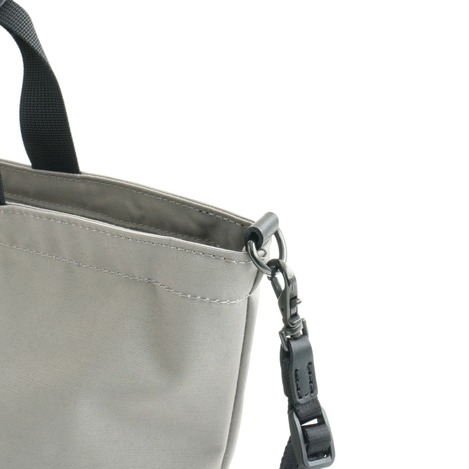 取り外し可能なショルダーストラップを付けています。