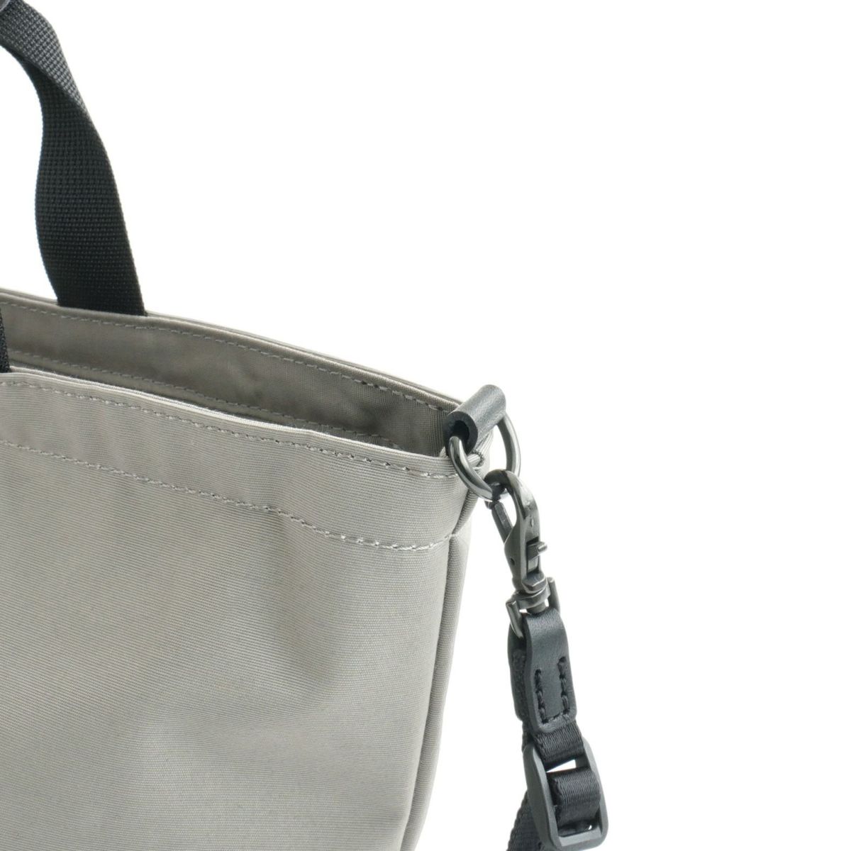 取り外し可能なショルダーストラップを付けています。