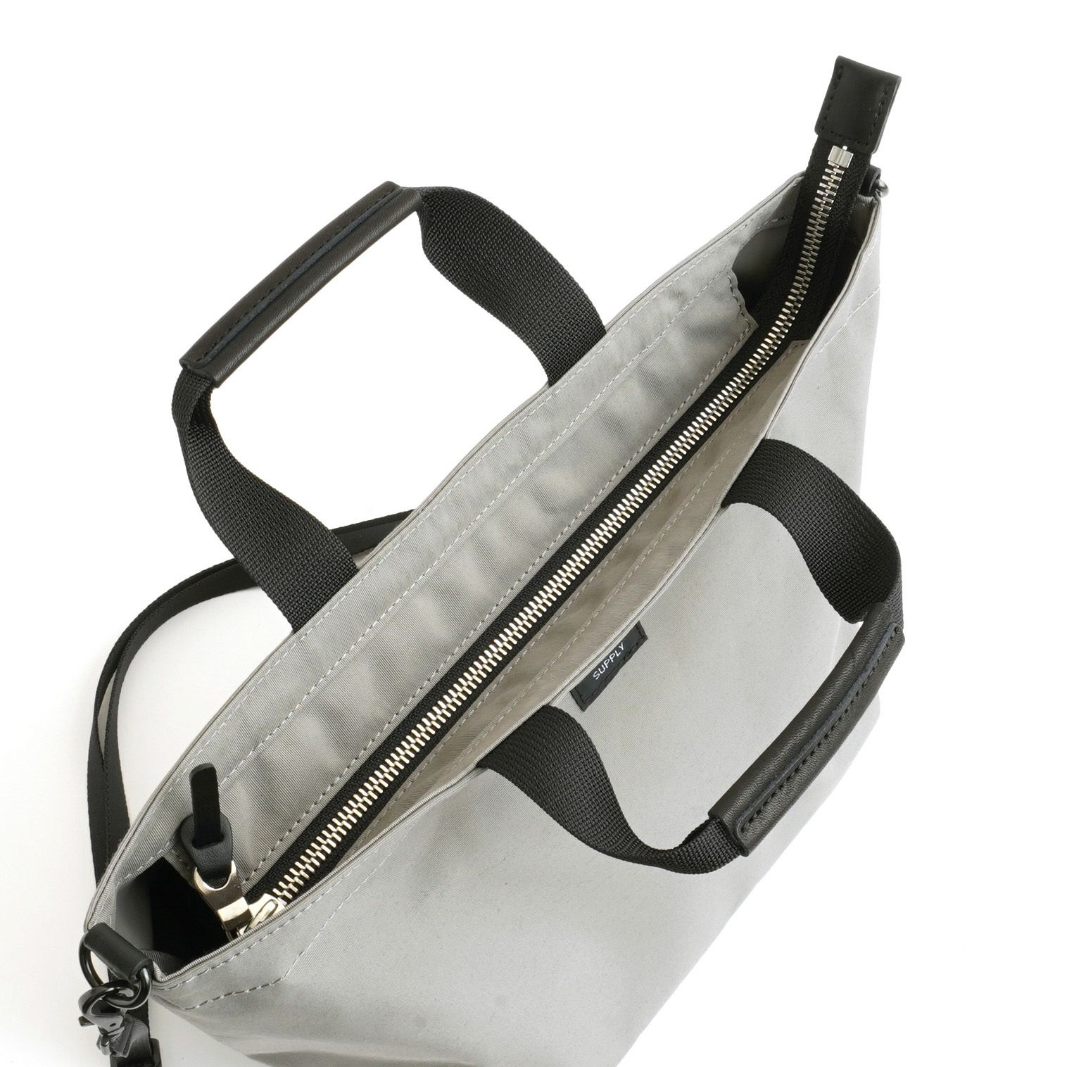 メインスペースは中が見えないように</br>ファスナー仕様にしています。