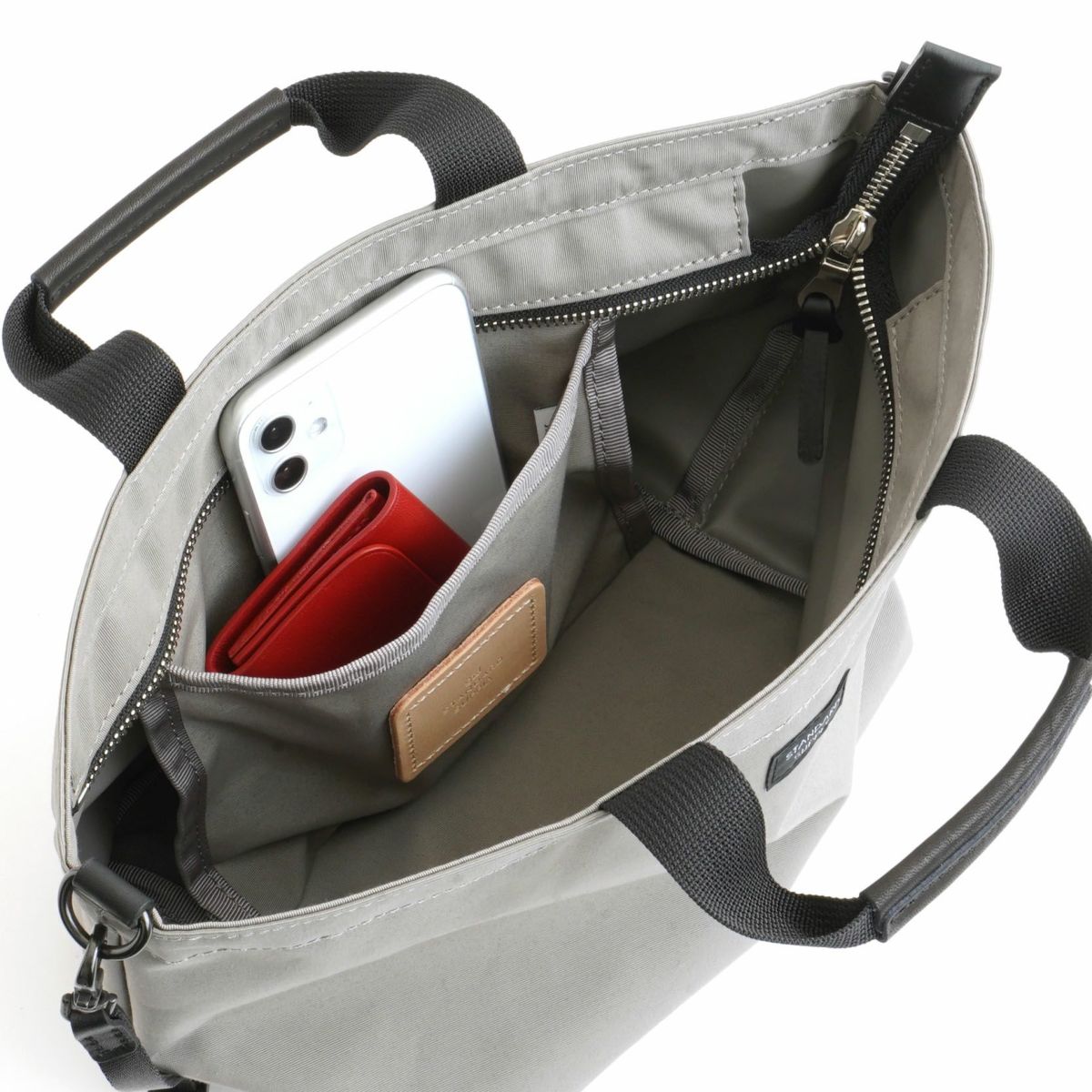 メインスペースには携帯電話などが入れられる</br>吊りポケットを付けています。