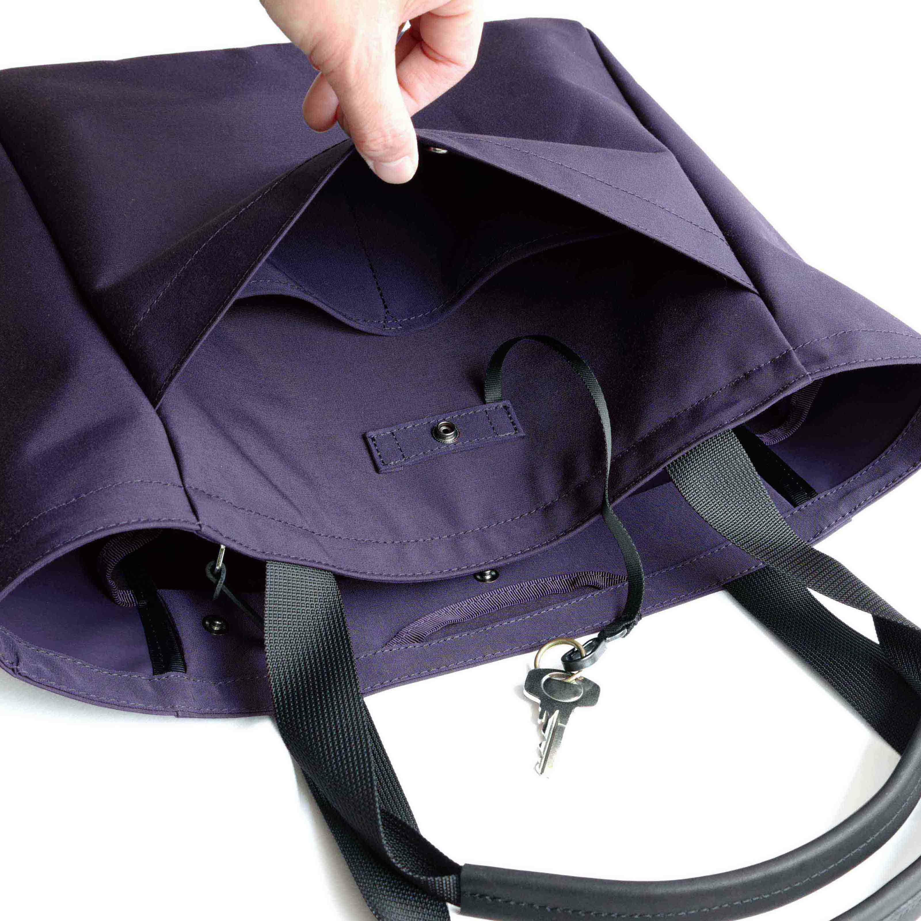 背面には大きめのポケットがあり</br>中には仕切りとキーフックが付いています。