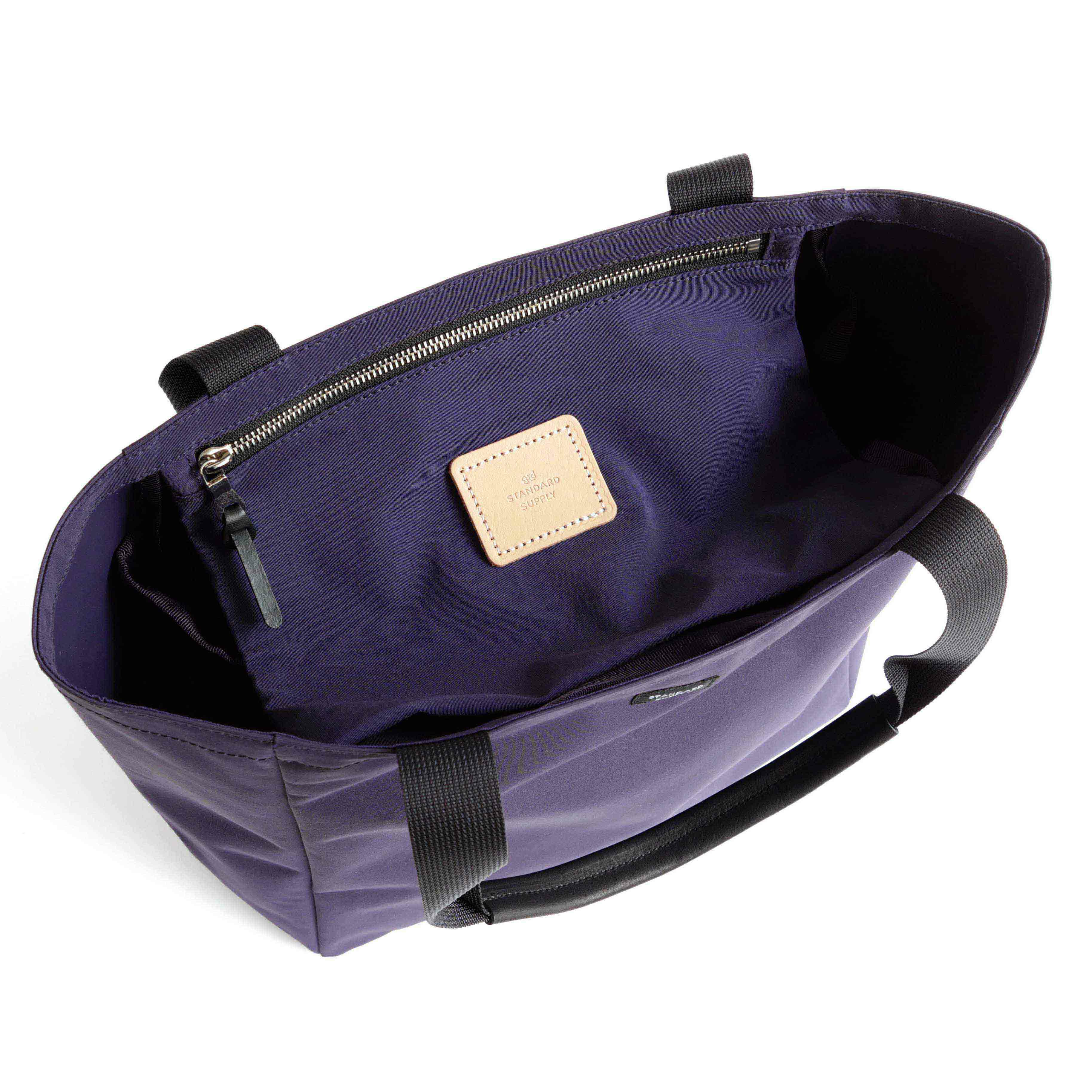 吊りポケットをホックで留めることでフラップにもなり</br>バッグの中身を隠せます。