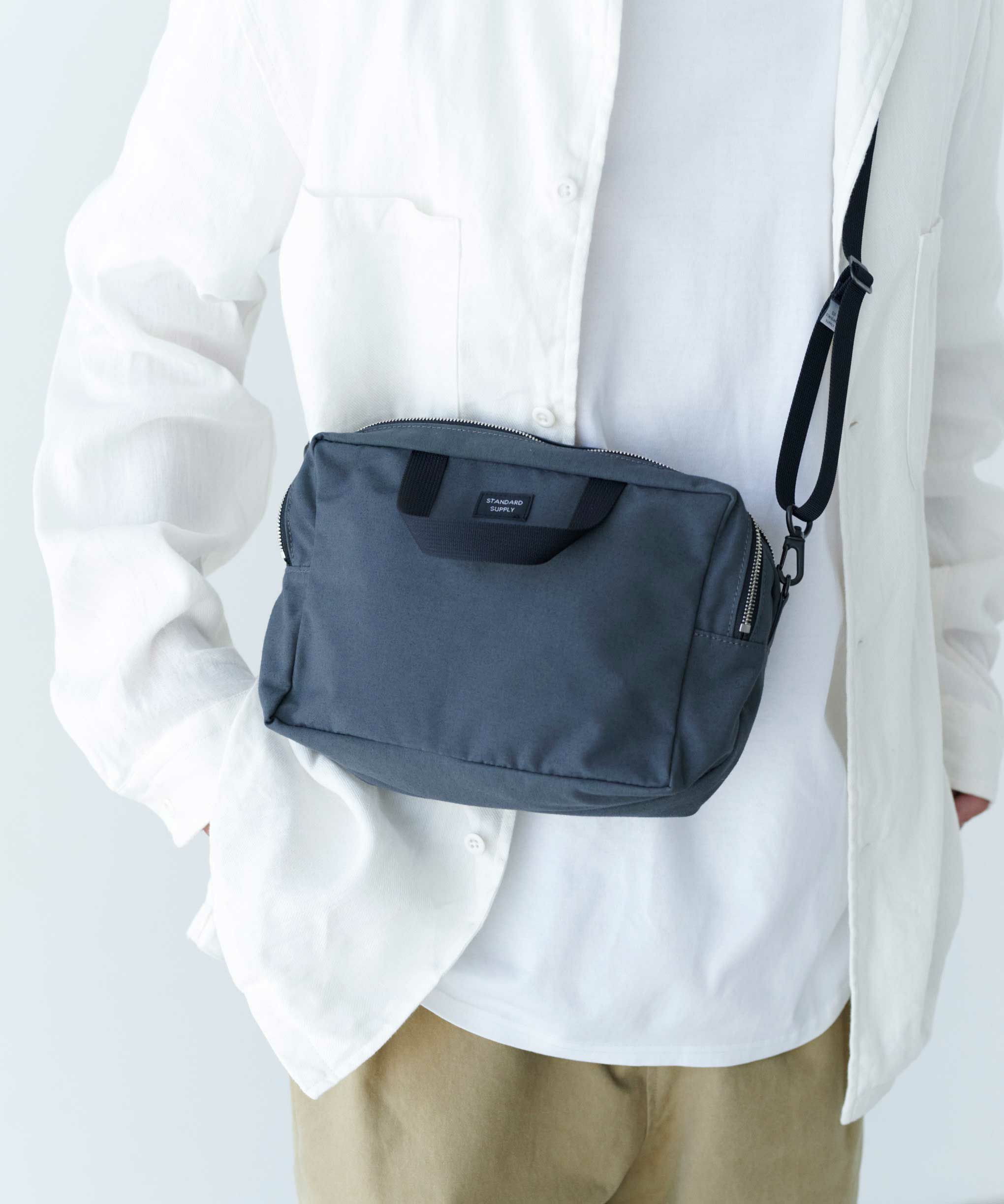 ショルダーストラップは別売りです。