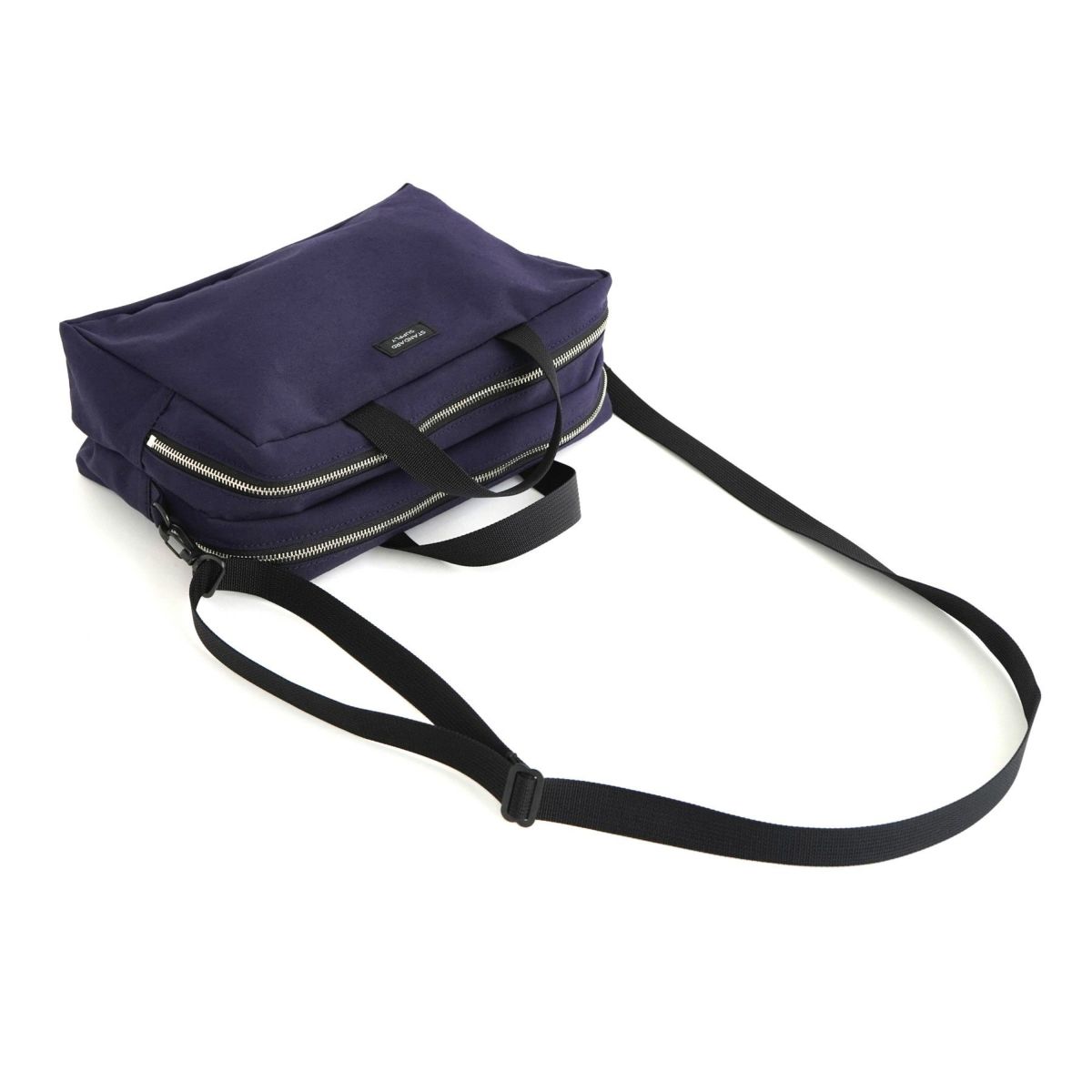 ショルダーストラップは別売りです。