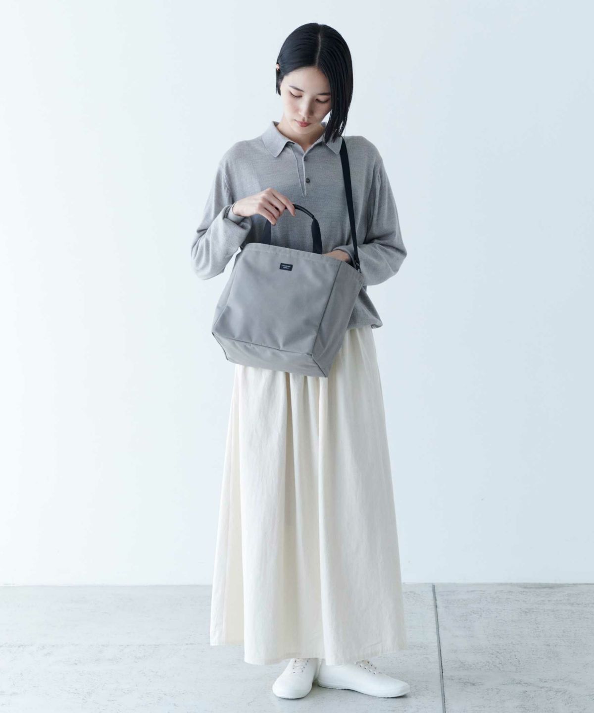 SHOULDER STRAP 20を装着。モデル身長：173cm