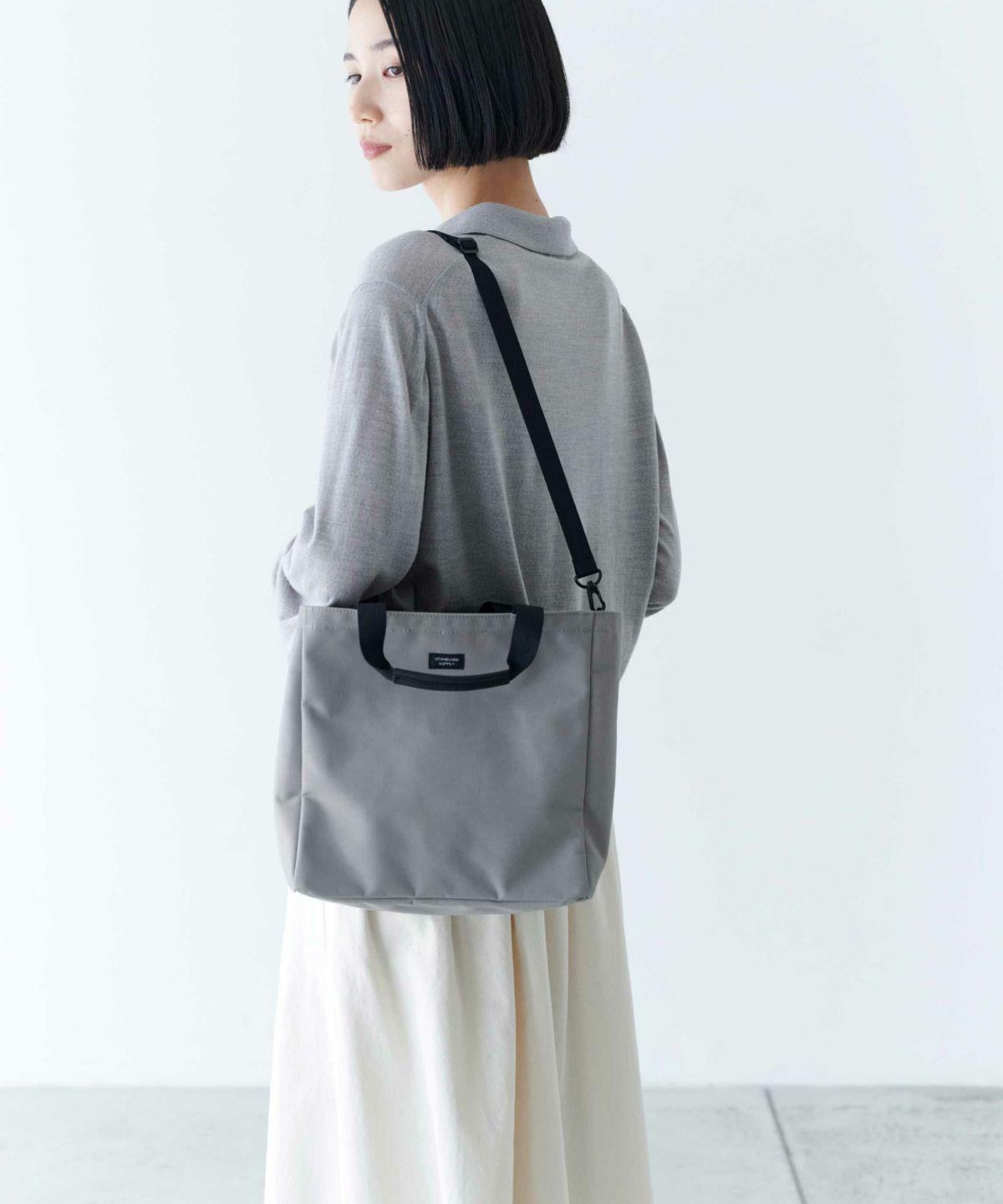 SHOULDER STRAP 20を装着。モデル身長：173cm