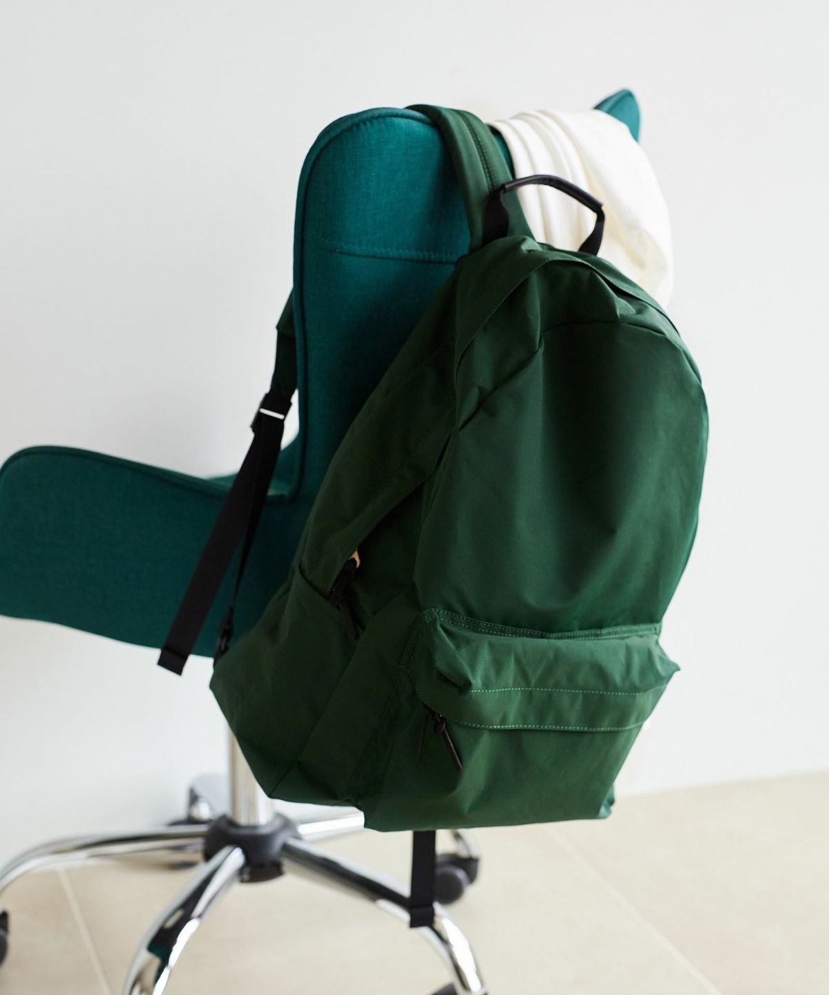 現在こちらのカラーの展開はございません。