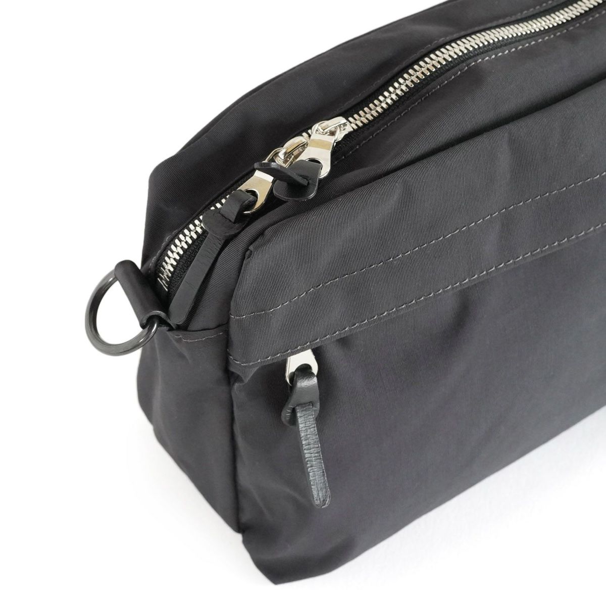 現在こちらのカラーは展開がございません。