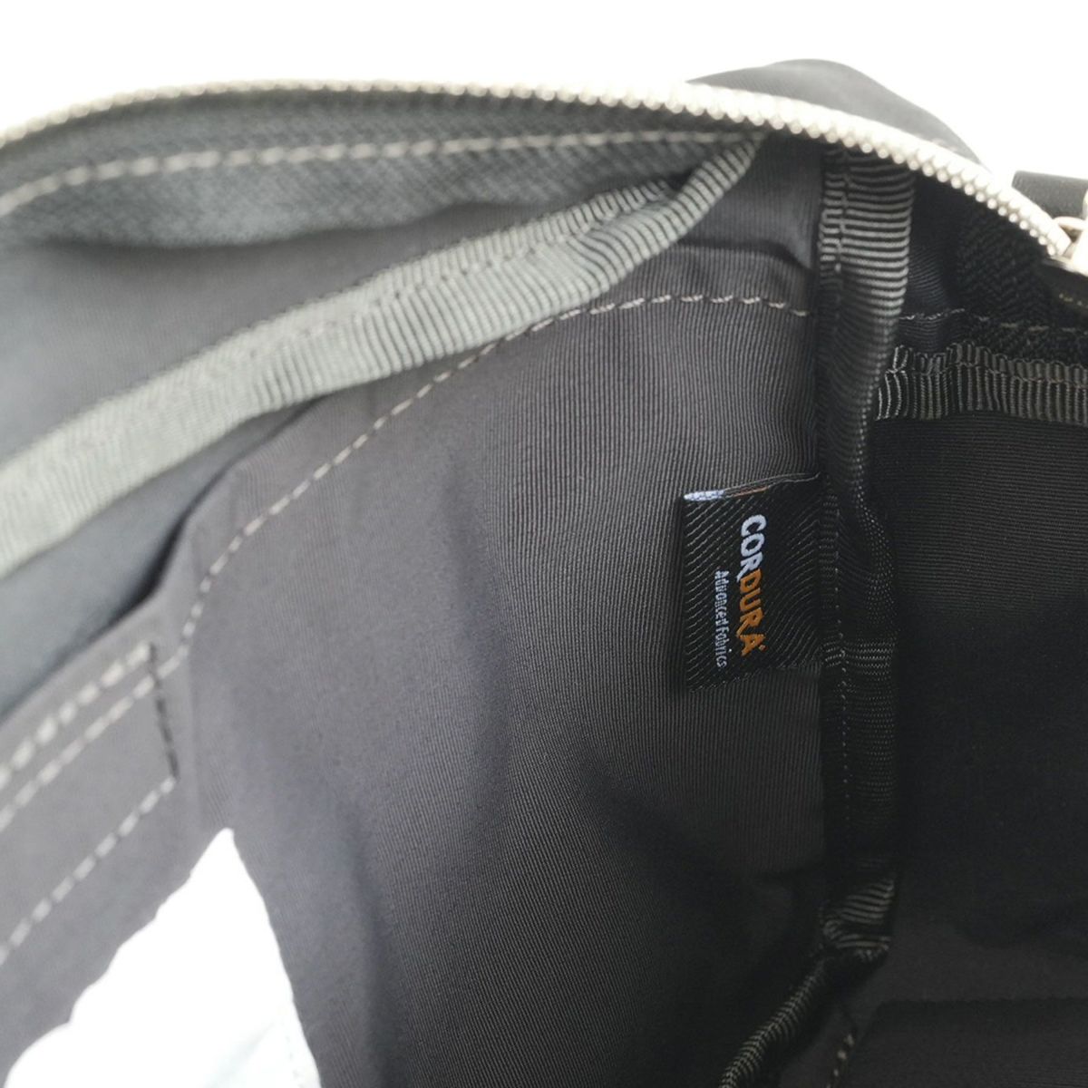 現在こちらのカラーは展開がございません。