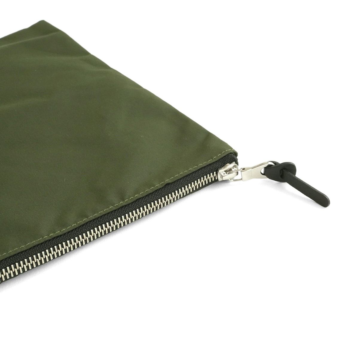 現在こちらのカラーの展開はございません。