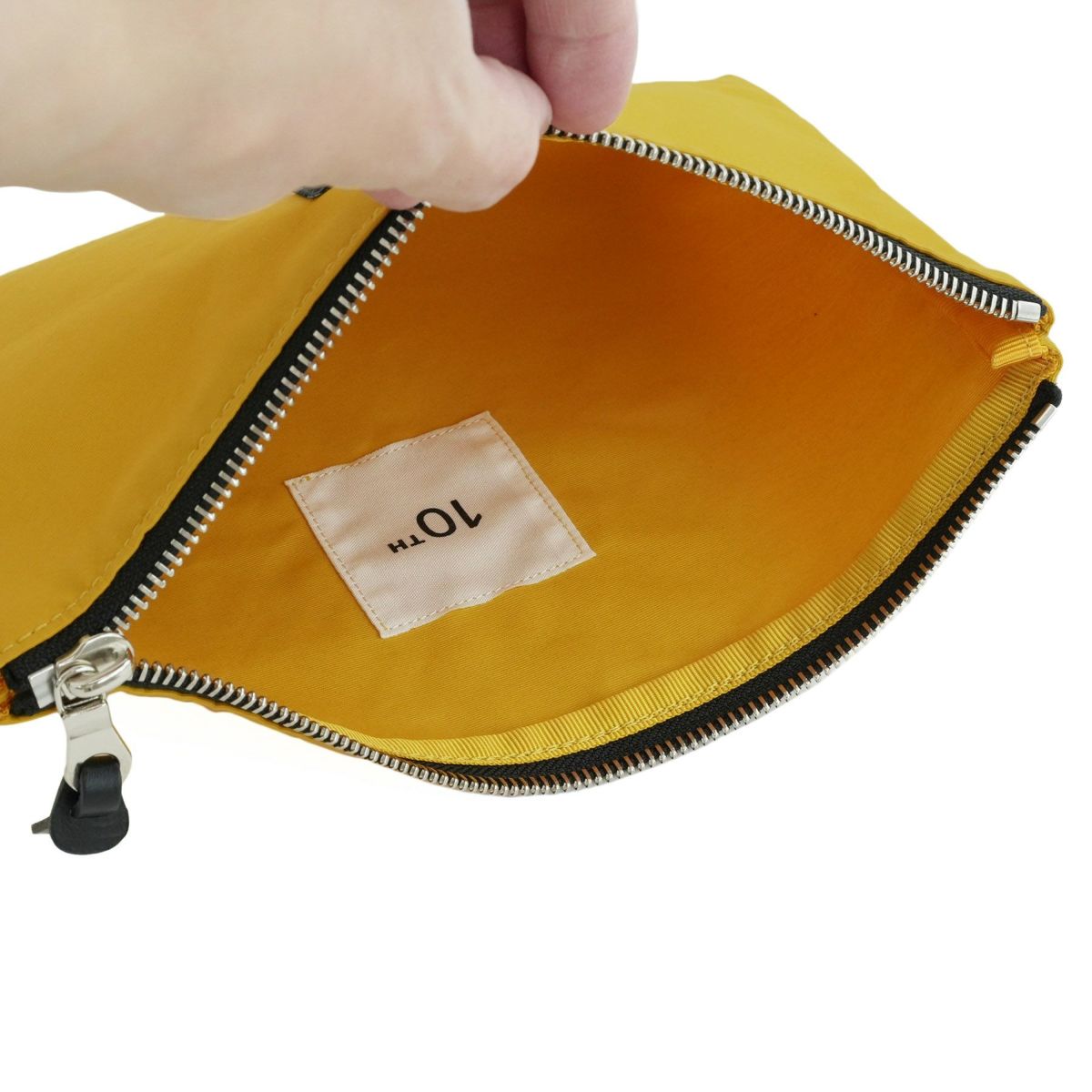 現在こちらのカラーの展開はございません。