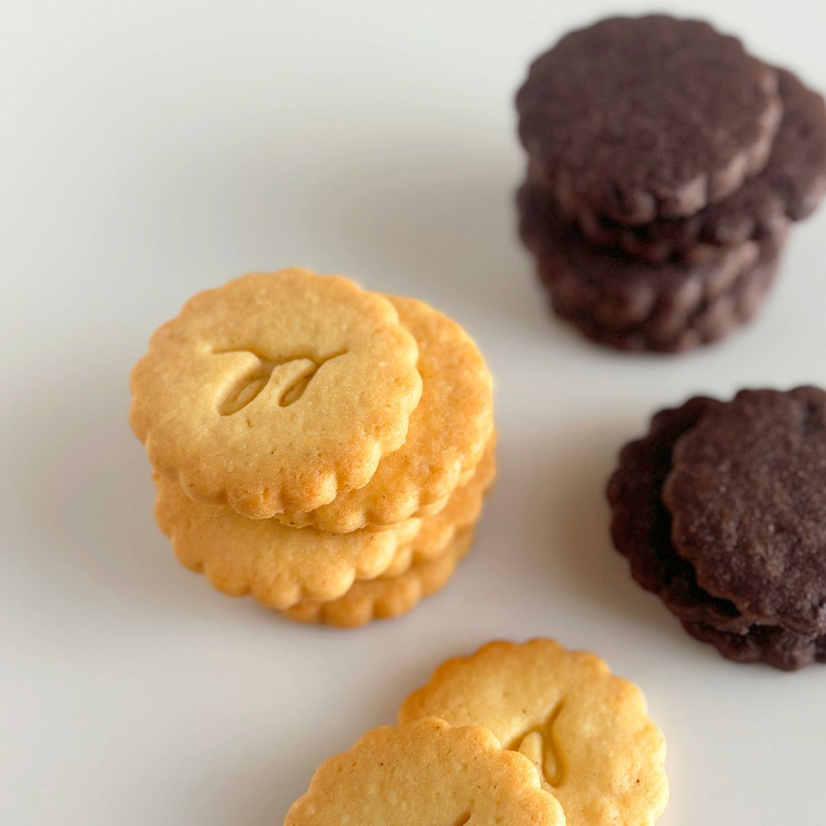 Deux fleurs ドゥ フルール。対照的な２つの味を花に例えました。