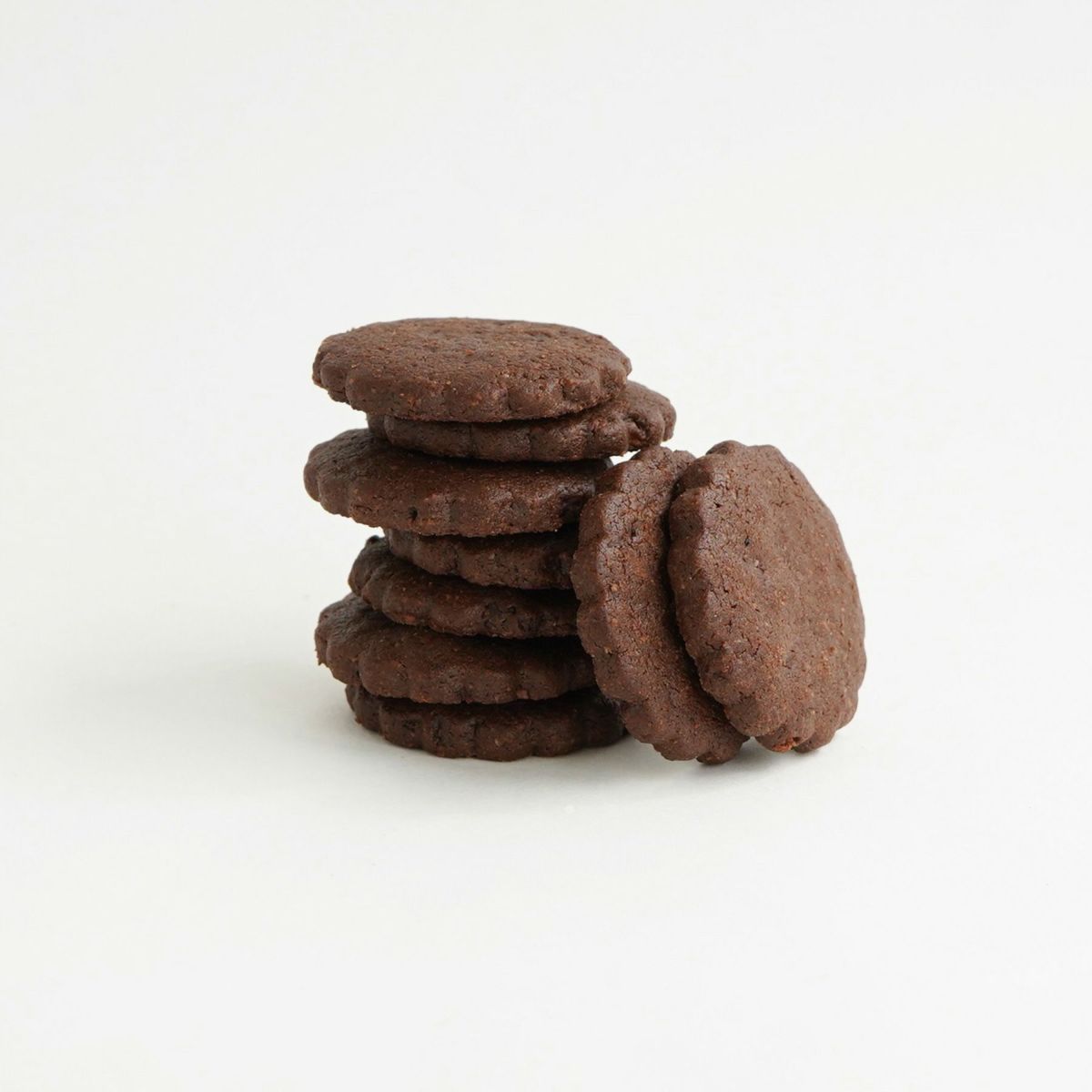 トリプル カカオ / ショコラ、カカオパウダー、カカオニブを使った、チョコレート好きの為のビターショコラサブレ。16~17枚入り。