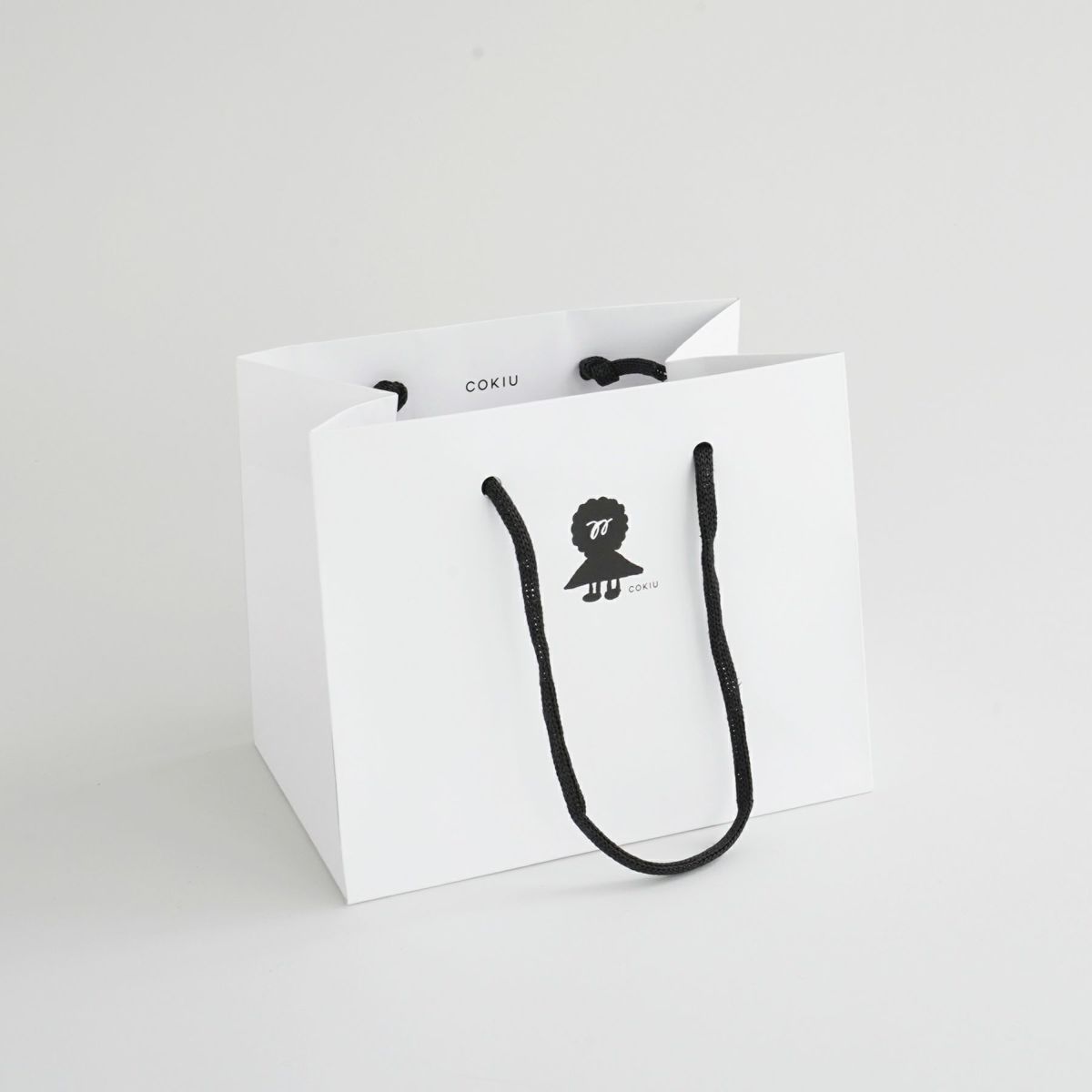 サブレ缶おひとつにつき１枚、税込110円でショッパーをお付けできます。サブレ缶がぴったり２つ入るサイズです。追加の購入はできませんのでご了承下さい。