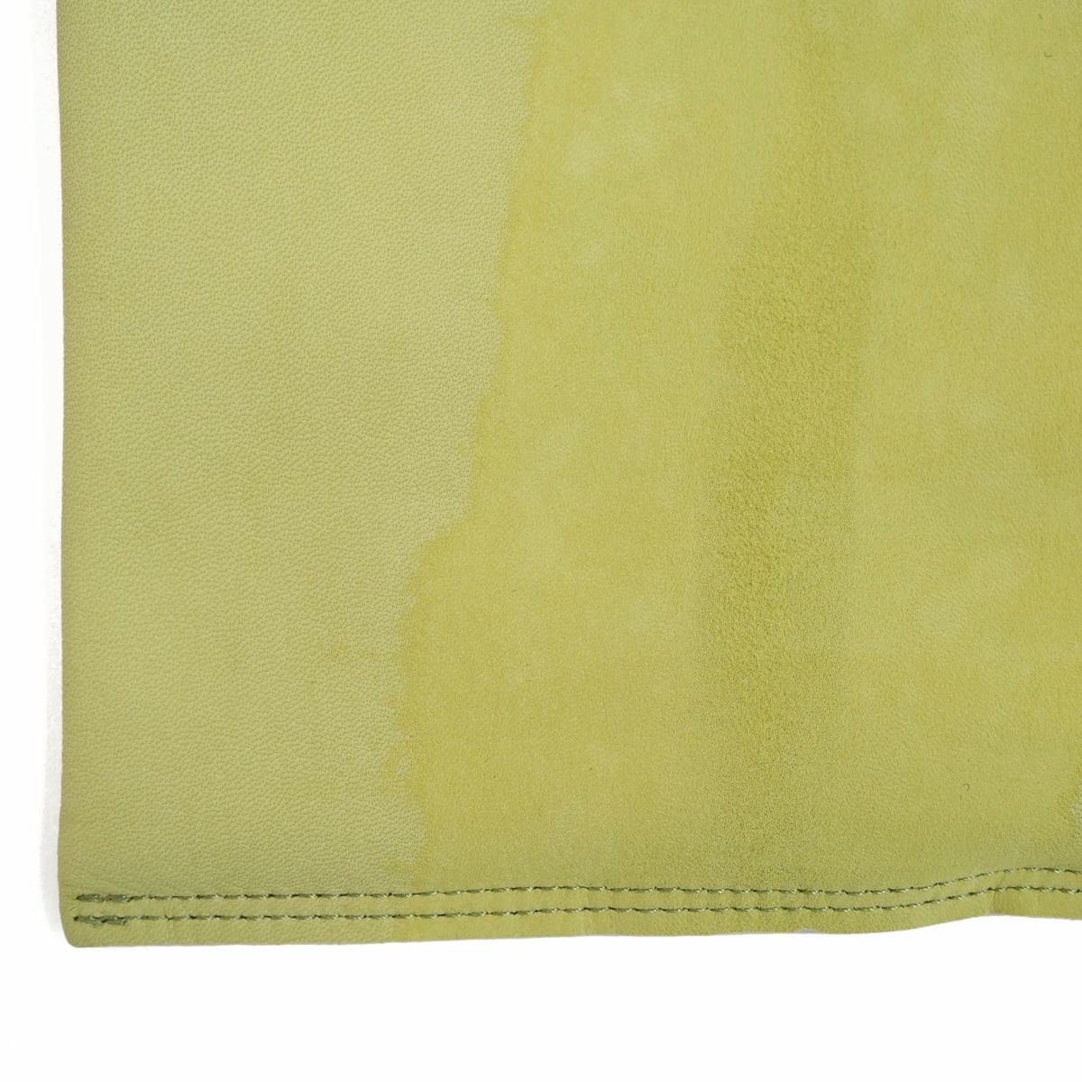 本体革の銀面（製品の内側）の一部にスレがありますが、厚みを均等にするための革スキによるものです。また、血筋やシワ、治り傷などがある場合がありますが、天然皮革の特性上、避けられませんので予めご了承下さい。